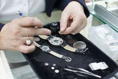 Wir wechseln die Batterie Ihrer Uhr professionell und schnell - Riga Ring Soest - Westfalen Gold