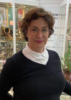 Jennifer Befeldt steht im Wefstfalengold Verkaufsraum - Riga-Ring Soest