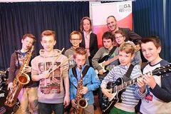 Die Little Big Noise Band spielt in der aktuellen Besetzung erst seit einem halben Jahr miteinander (v.l.n.r.): Jonas König (Tenorsaxophon), Xaver Vogel (Schlagzeug / Percussion), Roman Linnhoff (Schlagzeug / Percussion), Jonathan Vogel (Altsaxophon), Laurenz Butzke (Bass), Jonas von Stein (Keyboard), Lorenz Küpper (Gitarre) und Lars Burgund (Gitarre). Rigaring-Geschäftsführerin Ulrike Ostermann und Musikschuldozent Patrick Porsch (im Hintergrund) waren vom Auftritt begeistert.