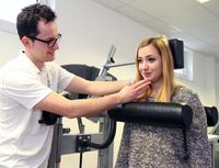 Der Soester Physiotherapeut Magén Peshkepia von der Praxis PhysioPlus behandelt eine Patientin mit Hilfe der computerunterstützten Trainingsgeräte.